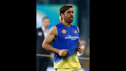 1980 മോഡല് റോള്സ് റോയ്സ് കാറില് റാഞ്ചിയിലെ നിരത്തില് ചീറിപ്പാഞ്ഞ് ധോണി-വീഡിയോ