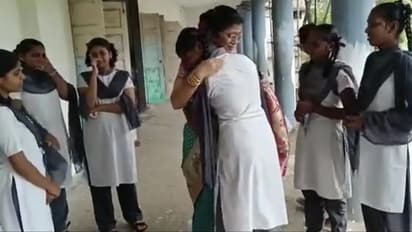 'ഇതിലും വലിയ അവാര്ഡ് എന്താണ്?'; വിരമിച്ച അധ്യാപികയോട് യാത്ര പറയുന്ന കുട്ടികള്- വീഡിയോ