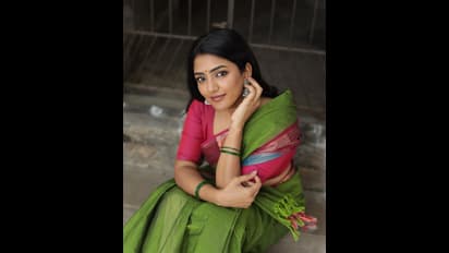 నిన్న ఎదురుచూస్తున్నానంటూ.. ఈరోజేమో సిగ్గేస్తోందంటూ.. ఈషా రెబ్బా పోస్టులు ఎవరికోసం..