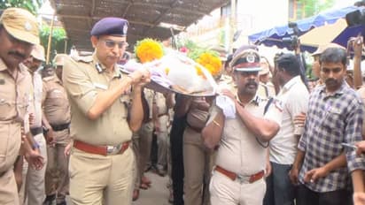 டிஐஜி விஜயகுமார்.. உடலை தோளில் சுமந்து சென்ற டிஜிபி சங்கர் ஜிவால் - 21 குண்டுகள் முழங்க உடல் தகனம்!