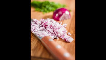 வெட்டிய வெங்காயத்தை  ஃப்ரிட்ஜில் வைக்கிறீங்களா? இந்த  நோய்கள் வரும் ஜாக்கிரதை!