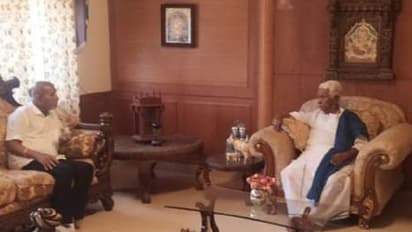 ಕಾಂಗ್ರೆಸ್ ಮುಖಂಡ ರಾಮುಲು ಮನೆಗೆ ಕರಡಿ ಸಂಗಣ್ಣ ಭೇಟಿ: ಕಾಂಗ್ರೆಸ್ ಸೇರ್ತಾರಾ ಬಿಜೆಪಿ ಸಂಸದ?