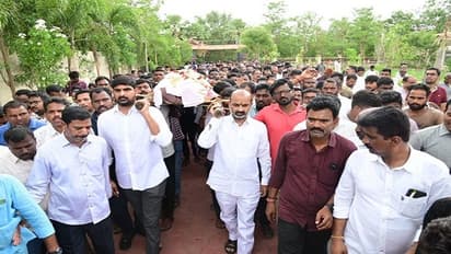 పక్కపక్కనే నిలబడి సన్నిహితుడి పాడె మోసిన బండి సంజయ్, పాడి కౌశిక్ రెడ్డి...