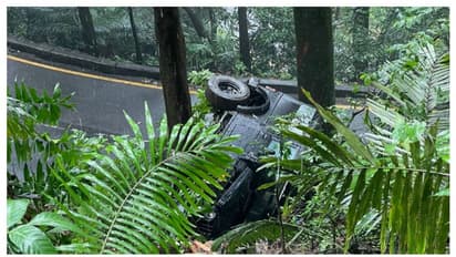 താമരശ്ശേരി ചുരം എട്ടാം വളവിൽ ജീപ്പ് നിയന്ത്രണം വിട്ട് കുത്തനെ മറിഞ്ഞു