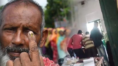 పంచాయతీ ఎన్నికలు : రణరంగమైన బెంగాల్ .. ఘర్షణలు, బ్యాలెట్ బాక్సులు దగ్ధం, 11 మంది మృతి