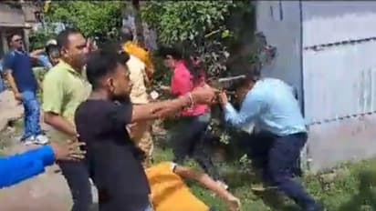 ಪೊಲೀಸ್ ವಾಹನಕ್ಕೆ ಬೆಂಕಿ, ಹೊತ್ತಿ ಉರಿದ ಬಂಗಾಳದಲ್ಲಿ 15 ಸಾವು, ಮಕ್ಕಳು ಸೇರಿ ಹಲವರಿಗೆ ಗಾಯ!