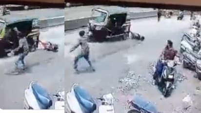 തർക്കത്തിനൊടുവിൽ യാത്രക്കാരിയെ ഓട്ടോ ഡ്രൈവർ റോഡിലൂടെ വലിച്ചിഴച്ചത് 200 മീറ്റർ, ഞെട്ടിക്കുന്ന വീഡിയോ