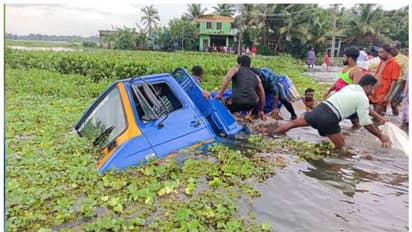 ദുരിതാശ്വാസ ക്യാമ്പിലേക്ക് സാധനങ്ങളുമായി പോയ ലോറി വെള്ളക്കെട്ടിലേക്ക് മറിഞ്ഞു; അപകടം പത്തനംതിട്ടയിൽ