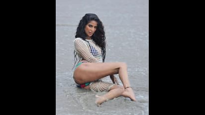 బీచ్‌లో బికినీ అందాలతో పూనమ్‌ పాండే బ్లాస్ట్.. జాలి లాంటి టాప్‌లో, వర్షంలో ఇలా చూస్తే థర్మామీటర్ల బద్దలే!