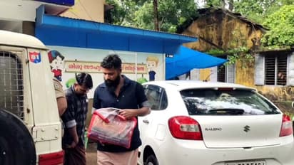 തൃശൂരിൽ രണ്ടംഗ മോഷ്ടാക്കളെ പിടിച്ചതിറിഞ്ഞ് സ്റ്റേഷനിൽ എത്തിയത് ലോറി ഉടമകളും ഡ്രൈവർമാരും, പിടിച്ചത് 30 ബാറ്ററി