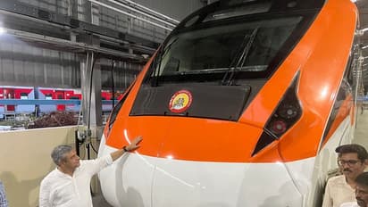 வந்தே பாரத் ரயிலுக்கு காவியா? தேசியக் கொடியில் உள்ள நிறம் என்று ரயில்வே அமைச்சர் விளக்கம்