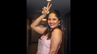 కిర్రాక్ పోజులతో కవ్విస్తున్న అనసూయ భరద్వాజ్.. అదిరిపోయే డ్రెస్ లో రంగమ్మత్త గ్లామర్ మెరుపులు