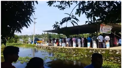 ദുരിതമൊഴിയാതെ അപ്പർ കുട്ടനാട്: വെള്ളക്കെട്ട്, വയോധികന്റെ സംസ്കാര ചടങ്ങുകൾ നടത്തിയത് പാലത്തിന് മുകളിൽ വെച്ച് 