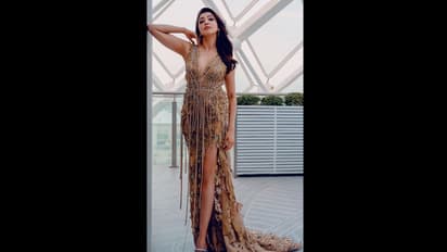 తల్లైనా తగ్గని అందం.. స్లీవ్ లెస్ డ్రెస్ లో ప్రణీతా సుభాష్ మెరుపులు.. మతిచెడగొట్టేలా మత్తు ఫోజులు