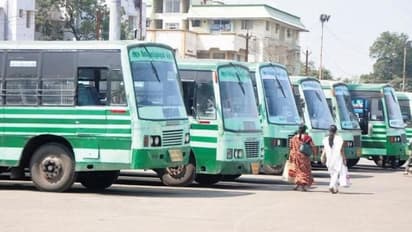 சென்னையில் இருந்து கிளம்பிய பேருந்து.. குளத்தில் விழுந்து விபத்து - அதிர்ஷ்டவசமாக தப்பிய பயணிகள்