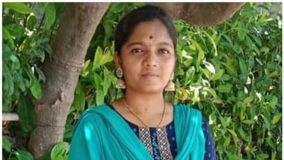 ഫോണ് തട്ടിപ്പറിക്കാനുള്ള ശ്രമം പ്രതിരോധിക്കുന്നതിടെ ട്രെയിനില് നിന്നു വീണ് യുവതിക്ക് ദാരുണാന്ത്യം