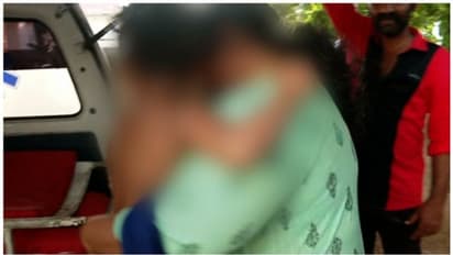 മുറ്റത്ത് കളിച്ചുകൊണ്ടിരുന്ന 4 വയസ്സുകാരിയെ തെരുവുനായ ആക്രമിച്ചു: കുഞ്ഞിന്റെ മുഖത്തടക്കം ഗുരുതര പരിക്ക്