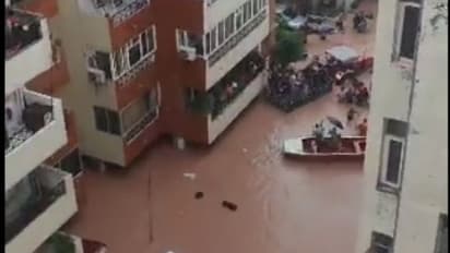 Monsoon Rains: భారీ వ‌ర్షాలతో చెరువుల్లా మారిన నడి వీధులు.. పడవల్లో ప్రజల తరలింపు