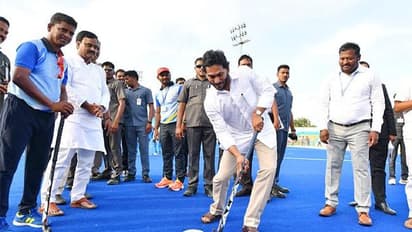 వైఎస్సార్ స్పోర్ట్స్ అకాడమీని ప్రారంభించిన జగన్.. ఆటగాడిలా మారిన సీఎం (ఫోటోలు)