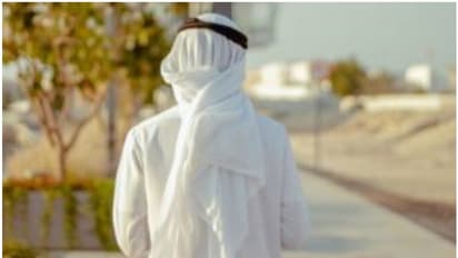 സ്വദേശികളെ അവഹേളിക്കുന്ന വീഡിയോ; അറബ് വേഷത്തില് ആഢംബര കാര് ഷോറൂമിലെത്തിയ പ്രവാസി പിടിയില്