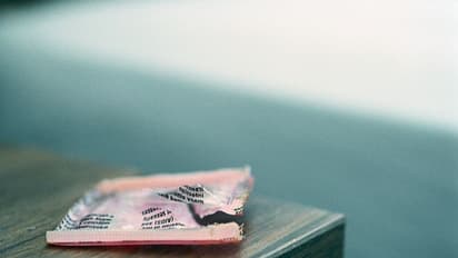 അമ്മയുടെ മേശ വലിപ്പില്‍ കണ്ട ഗർഭനിരോധന ഉറയുടെ ചിത്രം ട്വിറ്ററില്‍ പോസ്റ്റ് ചെയ്തു; പിന്നാലെ മകള്‍ എയറില്‍! 