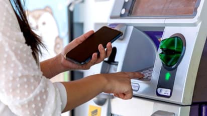 നിങ്ങളുടെ എടിഎം പിൻ സേഫാണോ? ഡെബിറ്റ് കാർഡ് പിൻ  സംരക്ഷിക്കാനുള്ള മാർഗങ്ങളിതാ