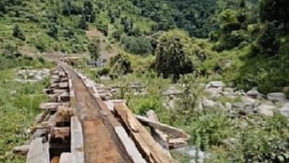 ಕಿರಿದಾದ ಕಾಲುವೆ ರೀತಿಯ ವಿಶಿಷ್ಟ ರಚನೆ ವಿಡಿಯೋ ಹಂಚಿಕೊಂಡ IFS ಅಧಿಕಾರಿ: ಇದೇನಿದು ಎಂದು ತಲೆಕೆಡಿಸಿಕೊಂಡ ನೆಟ್ಟಿಗರು..!