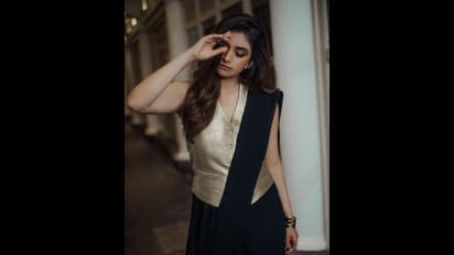 கோல்டன் கோட்... லெகின்ஸ் மீது சேலை கட்டி தாறுமாறாக போஸ் கொடுத்த கீர்த்தி சுரேஷ்! ஹாட் போட்டோஸ்!