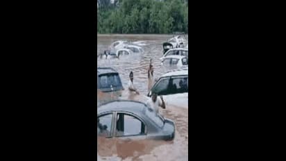 ఎమ్మెల్యేను చెంపదెబ్బ కొట్టిన మహిళ...వీడియో వైరల్.. ఎందుకంటే..