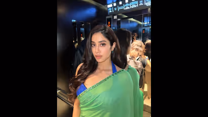 అందంగా చీరకట్టి.. ఊరించే పెదవులతో మైమరిపిస్తున్న ఎన్టీఆర్ హీరోయిన్.. జాన్వీ కపూర్ బ్యూటీఫుల్ లుక్