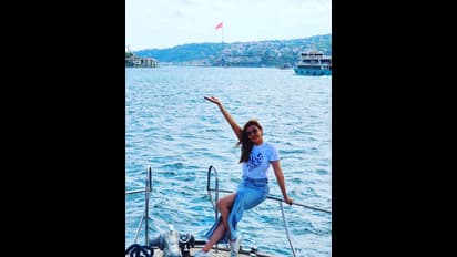 భర్త కౌగిలిలో కాజల్.. రొమాంటిక్ వెకేషన్ ఎంజాయ్ చేస్తున్న చందమామ, వైరల్ ఫొటోస్ 