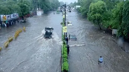 உ.பி.யில் வெளுத்து வாங்கிய மழை! சாலைகளில் ஆறாக ஓடும் வெள்ளம்! மின்னல் தாக்கி 34 பேர் பலி!