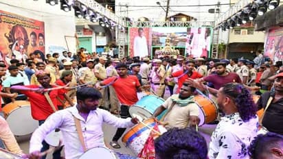 ఫలహారం బండి ఊరేగింపు: తలసాని మాస్ డ్యాన్స్( ఫోటోలు)