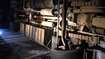 കണ്ണൂരിൽ ബസ് മിനി ലോറിയുമായി കൂട്ടിയിടിച്ച് തലകീഴായി മറിഞ്ഞു; ഒരാൾ മരിച്ചു, 24 പേർക്ക് പരിക്ക്