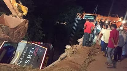 திருமணத்திற்கு சென்ற பேருந்து தலைப்புற கவிழ்ந்து விபத்து!  7 பேர் துடிதுடித்து பலி! 30 பயணிகள் படுகாயம்..!