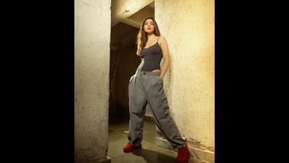 ప్యాంట్ కొద్దికొద్దిగా కిందకి జరుపుతూ కుర్రాళ్ల హార్ట్ బీట్ పెంచుతున్న హాట్ బ్యూటీ.. ఇదేం అరాచకం రా బాబూ