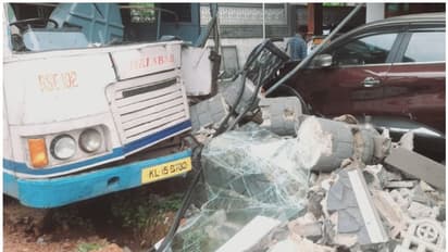 കെഎസ്ആർടിസി ബസ് നിയന്ത്രണം വിട്ട മതിലിൽ ഇടിച്ചു; 10 പേർക്ക് പരിക്ക്, അപകടം കണ്ണൂരില്‍