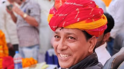 సొంత ప్రభుత్వంపై విమర్శలు : గెహ్లాట్ ఆగ్రహం , కేబినెట్ నుంచి రాజేంద్ర సింగ్కి ఉద్వాసన .. బీజేపీ విమర్శలు