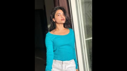 బ్లూ టీషర్ట్ లో బిగువైన పరువాలతో రచ్చ చేసిన హారిక..  సైడ్‌ యాంగిల్ లో ఆ టెంప్టింగ్‌ పోజులు చూస్తే  దేత్తడే