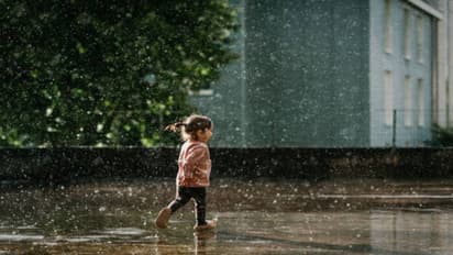  மழைக்காலத்தில் குழந்தைகள் வெளியே விளையாடச் செல்கீறார்களா? இந்த விஷயங்களை மனதில் வையுங்கள்..!!