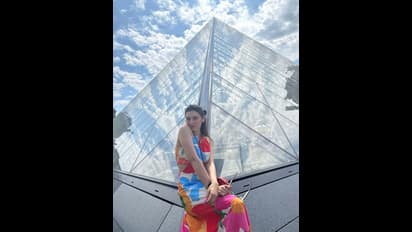 పారిస్ లో యాపిల్ బ్యూటీ..  స్లిమ్ గా మారి.. కలర్ ఫుల్ డ్రెస్ లో హన్సిక కిర్రాక్ ఫోజులు.. 