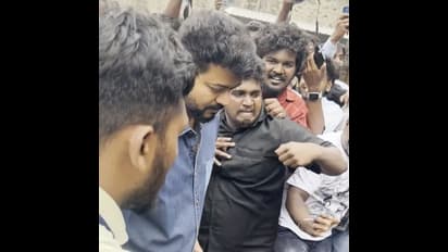 ரூல்ஸ் மீறிய நடிகர் விஜய்.. வைரலான வீடியோ.. தளபதி மீது அதிரடி ஆக்‌ஷன் எடுத்த போக்குவரத்து போலீசார்..!