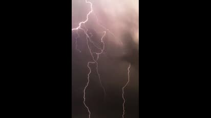 Lightning: పిడుగుపాటుతో బిల్డింగ్ పైకప్పుకు మంటలు.. ఎగసిపడ్డ అగ్నికీలలు.. స్పాట్‌కు ఫైర్ ఇంజిన్లు