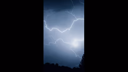 സംസ്ഥാനത്ത് ഇടിമിന്നൽ ജാഗ്രതാ നിർദേശം; ശക്തമായ കാറ്റിനും സാധ്യത, തീരദേശത്തും ജാഗ്രത