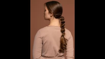 റെസ്റ്റോറൻ്റിൽ ജോലി ചെയ്യവേ ഹെയർ സ്റ്റൈലൊന്ന് മാറ്റി; 1.3 ലക്ഷം ടിപ്പ് ലഭിച്ചെന്ന് യുവതി