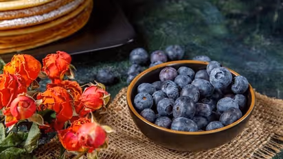 5 Skin benefits of eating Blueberries daily