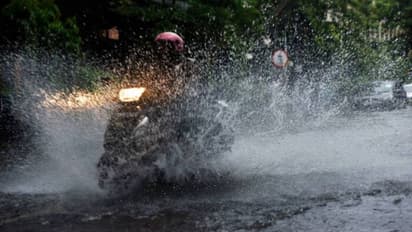 Monsoon Riding Tips: மழைக்காலத்தில் ஸ்கூட்டி ஓட்டும் போது இந்த விஷயங்களை நினைவில் வைத்து கொள்ளுங்கள்..!!