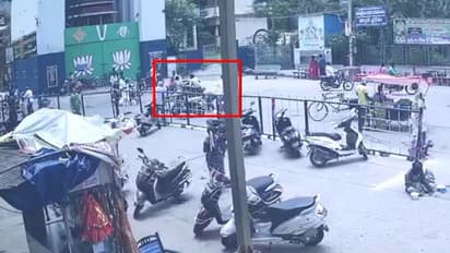 తెలివిమీరిన దొంగలు : బైక్‌ పైనుంచి పడిపోతున్నట్లు నటించి , ఫోన్ కొట్టేసేందుకు యత్నం (వీడియో)