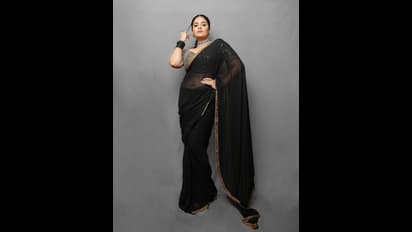 బ్లాక్ శారీలో జిగేలుమనేలా  శ్రీముఖి అందం.. చీరకట్టులో నాభీ సొగసుతో స్టార్ యాంకర్ రచ్చ... 