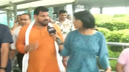 വനിതാ മാധ്യമപ്രവര്‍ത്തകയോട് ബ്രിജ് ഭൂഷൺ ശരൺ സിങിന്‍റെ രോഷപ്രകടനം, മൈക്ക് തട്ടി താഴെയിട്ടു-വീഡിയോ